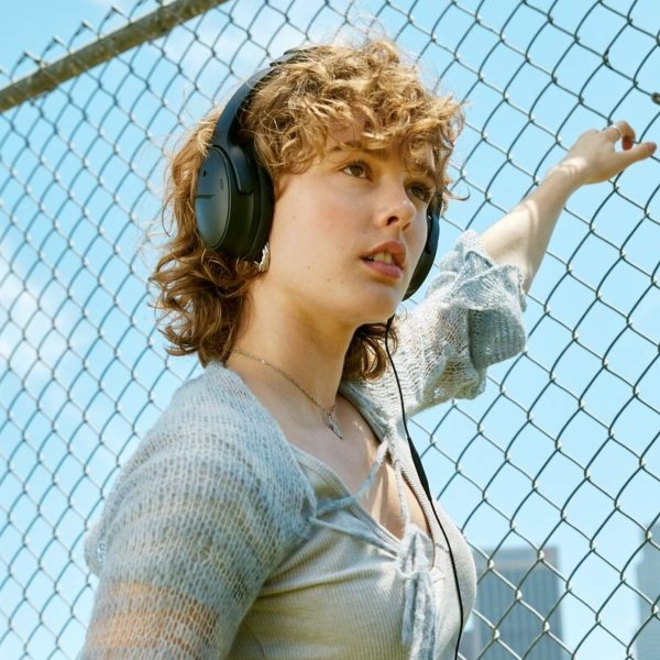 Bose - QuietComfort Wireless Noise Cancelling Over-the-Ear Headphones - Black - Image 4